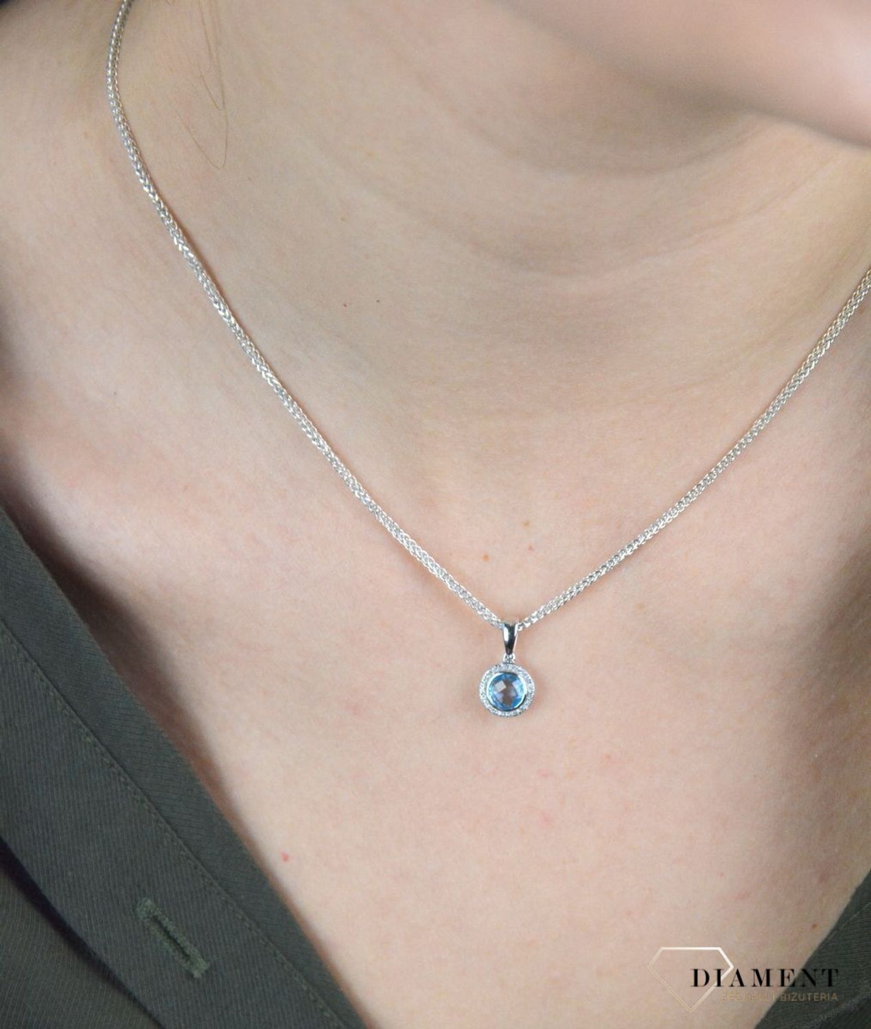 Zawieszka damska białe złoto DIAMENT, topaz 0660027074 HSI. Całość utworzy kompozycję cechującą się klasyczną elegancją i subtelnym pięknem. Wisiorek doda noszącej go kobiecie wdzięku i blasku.jpg